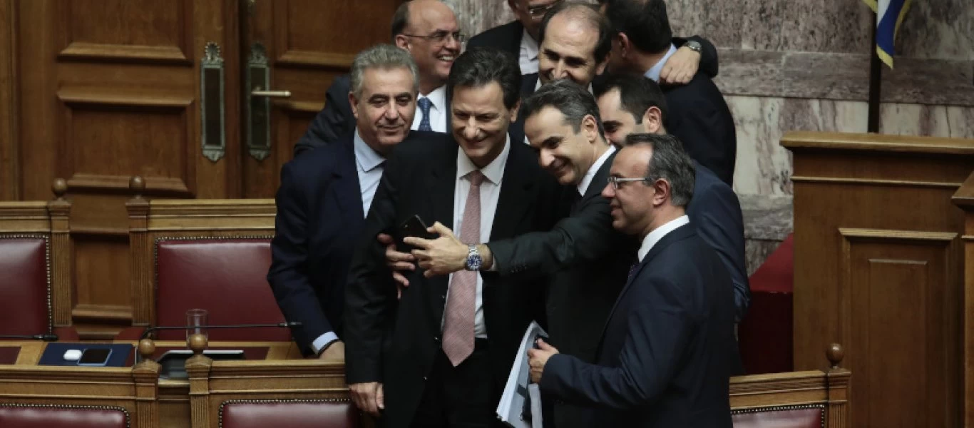 «Απαθανάτισαν» την έγκριση του προϋπολογισμού - Οι φωτογραφίες του Κ. Μητσοτάκη με τους υπουργούς στην Βουλή (φωτο)